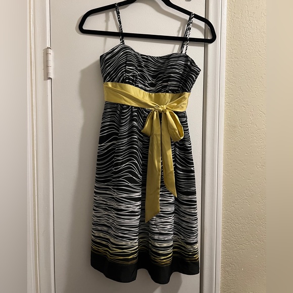 Max & Cleo Geo-Print Yellow Ribbon Tie Front Sun Dress - Picture 8 of 16